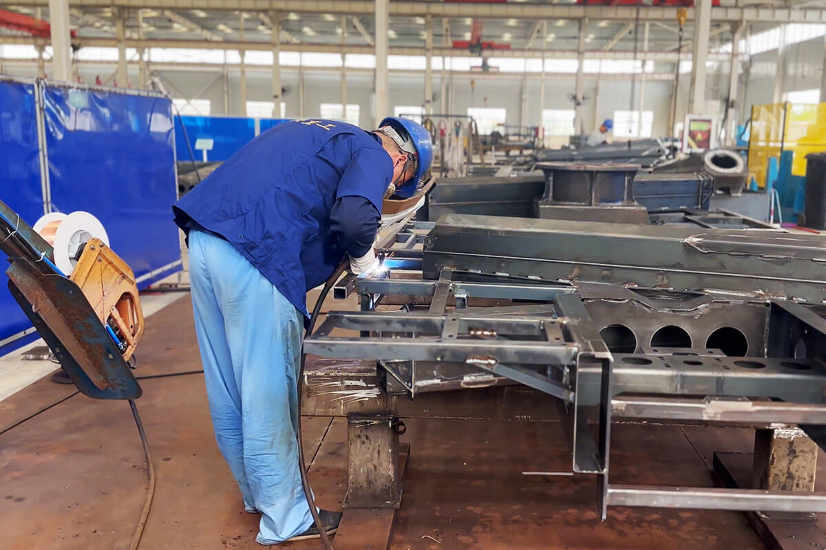 SKPL-LIFT Senior Welder Weld Heavy Duty Truck Crane Structural Components