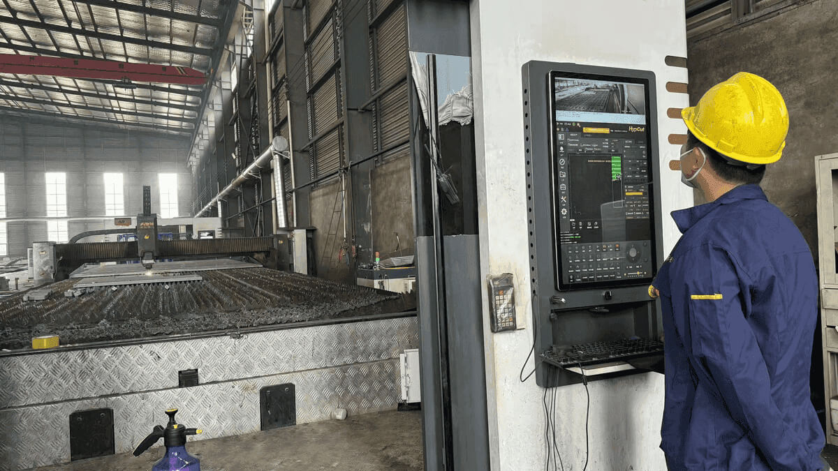 SKPL-LIFT Technician Operate CNC Fiber Laser Cutting Machine For Crane Steel Plate Processing